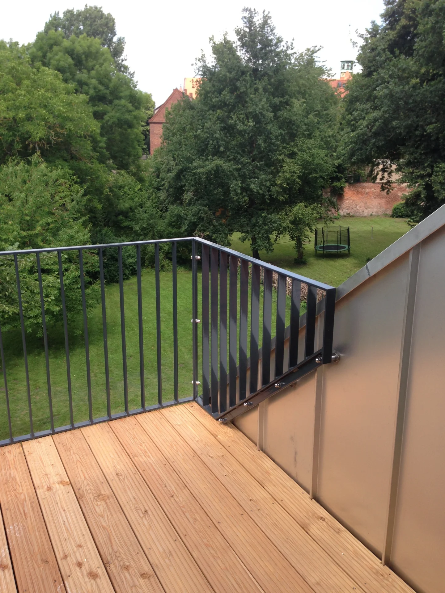 Blick in den Klostergarten  (Bild vergr&ouml;&szlig;ern)