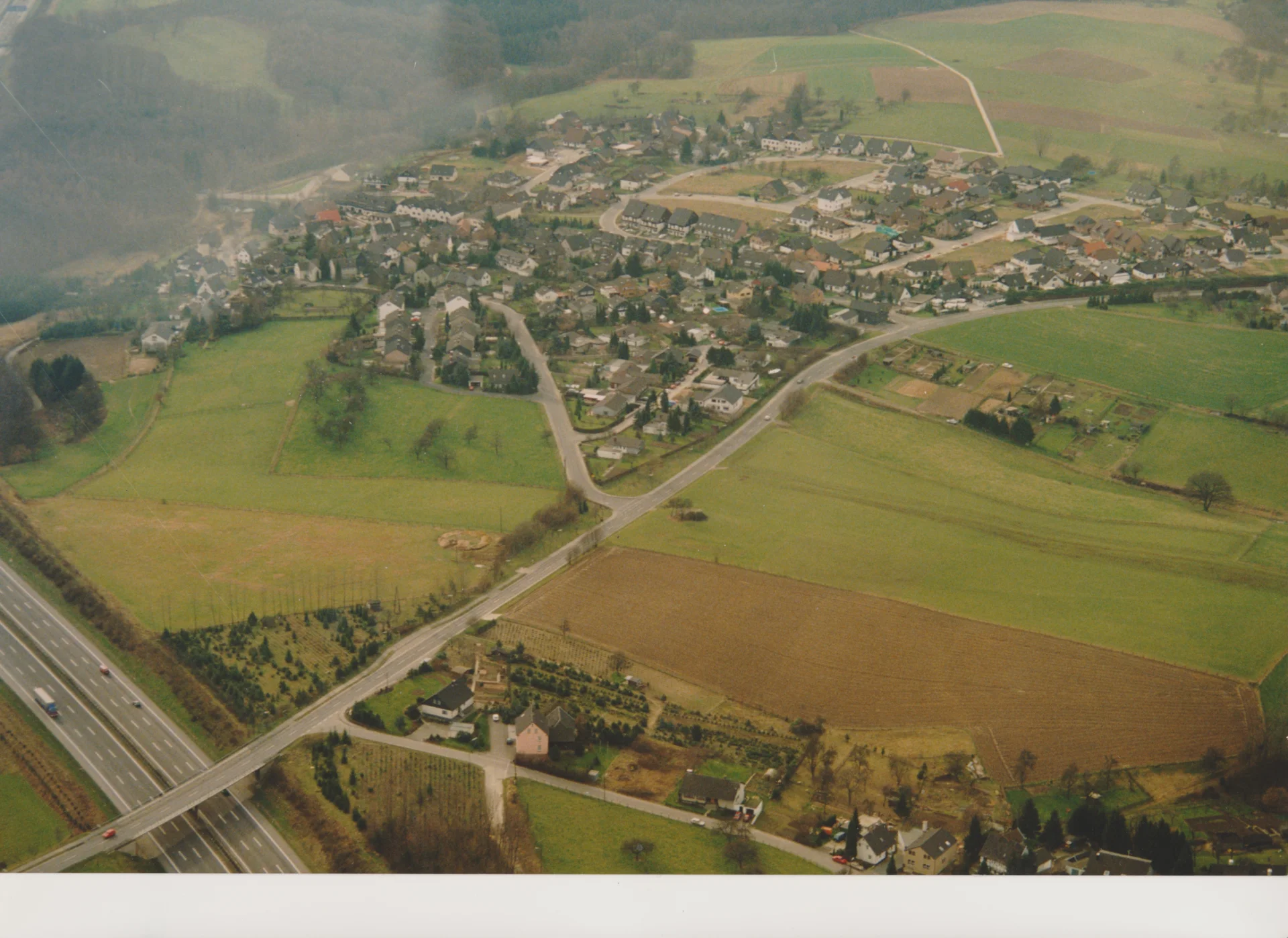 Luftaufnahme &Ouml;singhausen 1990  (Bild vergr&ouml;&szlig;ern)
