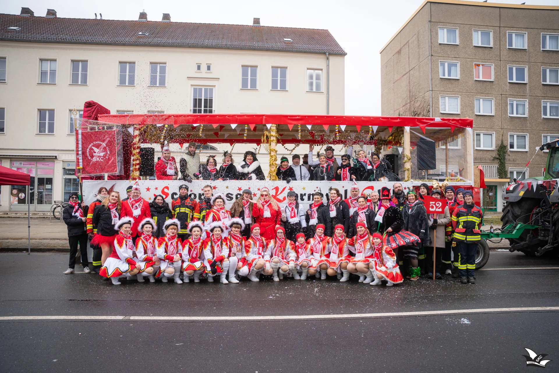 Zur Galerie: Zug der fröhlichen Leute