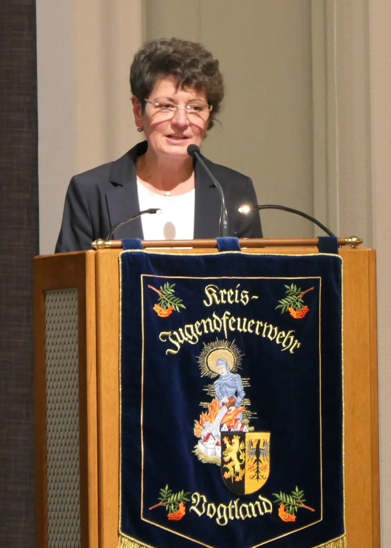 Rodewischs B&uuml;rgermeisterin Kerstin Sch&ouml;niger richtet ein Gru&szlig;wort an die Versammlung  (Bild vergr&ouml;&szlig;ern)