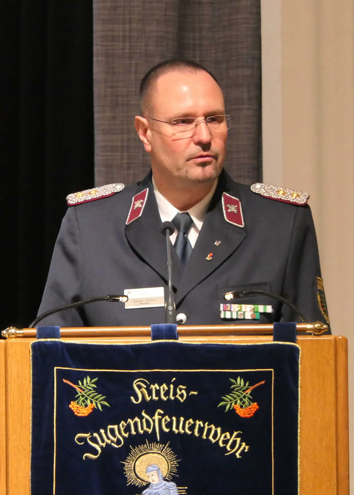 Der Pr&auml;sident des Landesfeuerwehrverbandes Sachsen, Gunnar Ullmann informiert &uuml;ber die umfangreichen Aktivit&auml;ten des Landesverbandes  (Bild vergr&ouml;&szlig;ern)