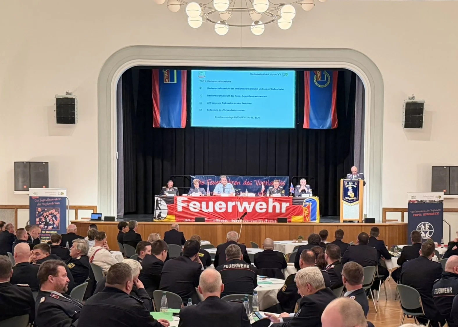 Blick in die Delegiertenversammlung in Richtung Pr&auml;sidium  (Bild vergr&ouml;&szlig;ern)