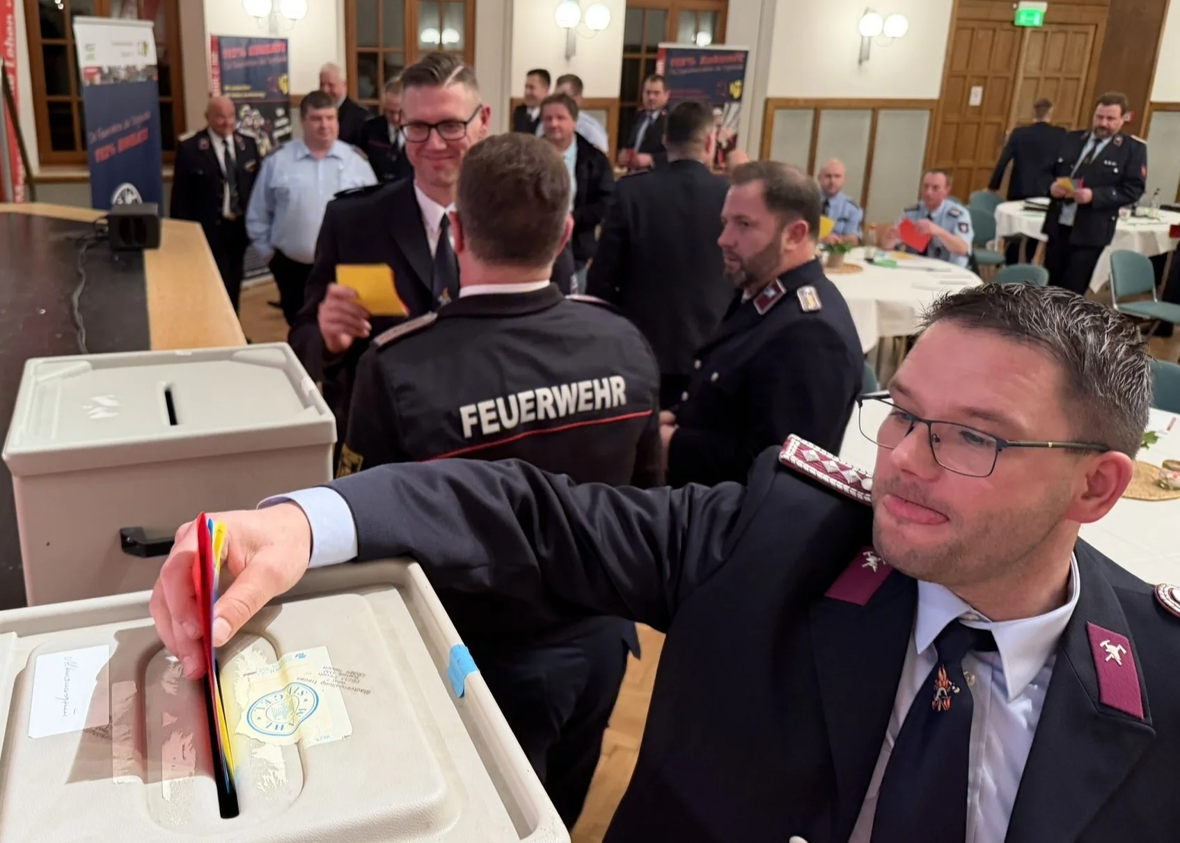 Ein Delegierter wirft seine Stimmzettel in  einer der bereitgestellten Wahlurnen  (Bild vergr&ouml;&szlig;ern)