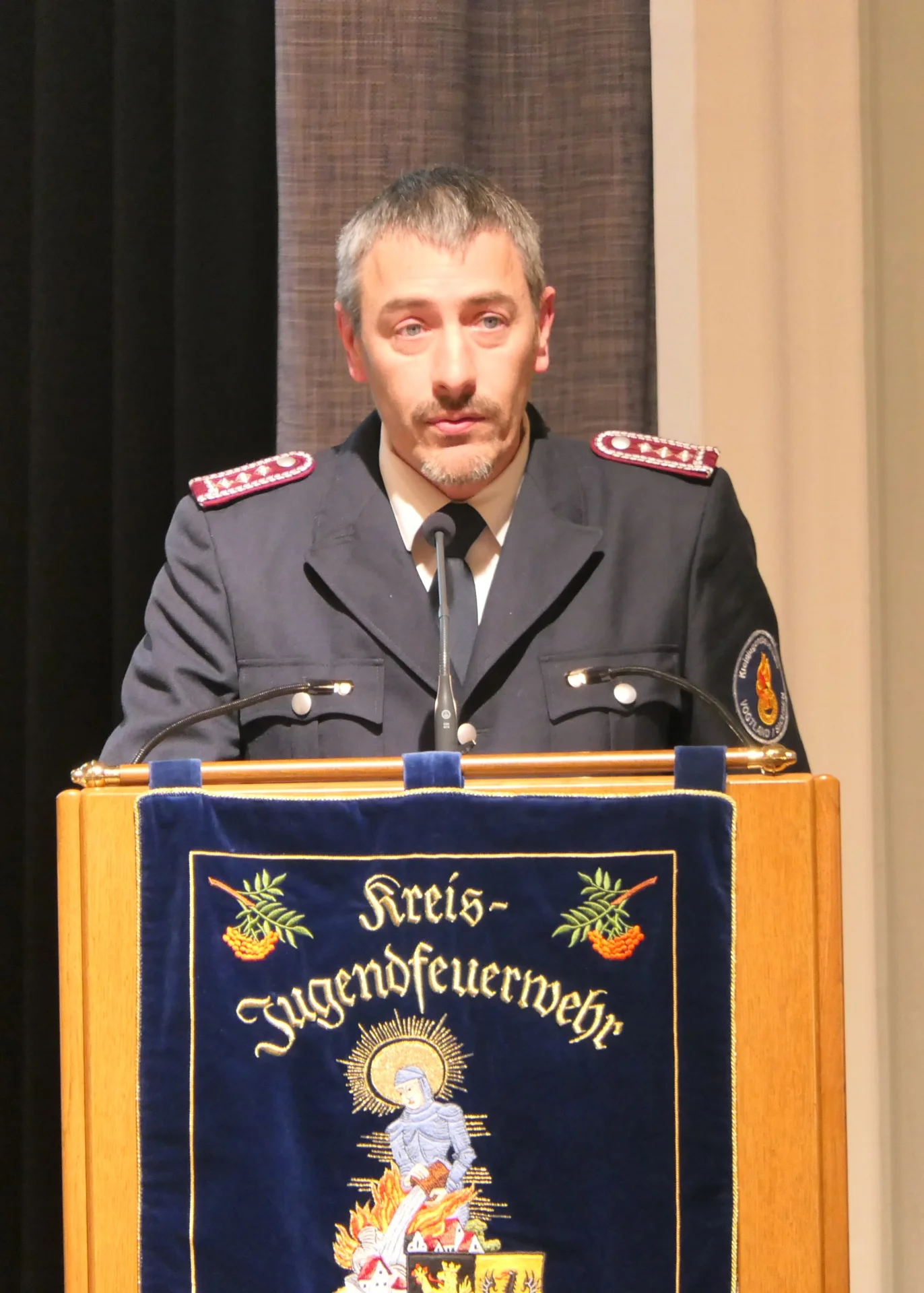 Kreisjugendfeuerwehrwart Steve Groh w&auml;hrend seines Rechenschaftsberichtes  (Bild vergr&ouml;&szlig;ern)
