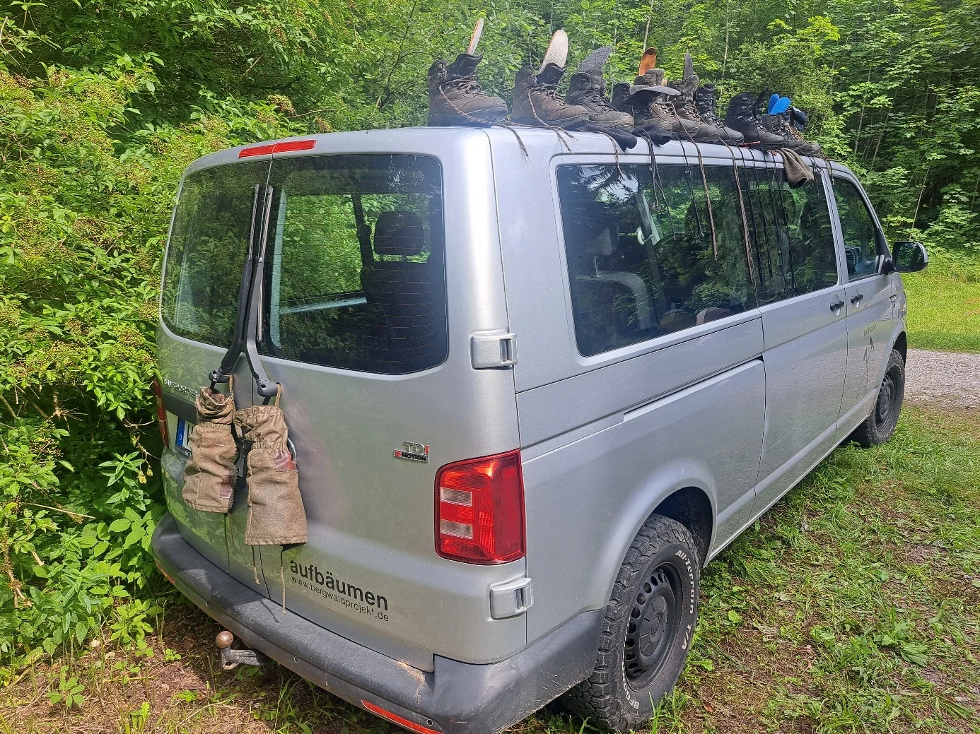 Bergwaldprojekt Einsatzfahrzeug mit dampfenden Stiefeln des Teams  (Bild vergr&ouml;&szlig;ern)