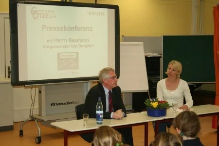 Foto der Galerie: Bericht der Klasse 4b von der Pressekonferenz mit Herrn Baxmann