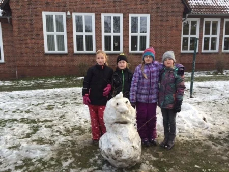 Foto der Galerie: Kunstunterricht im Schnee: Die Klasse 4 baut Schneemonster