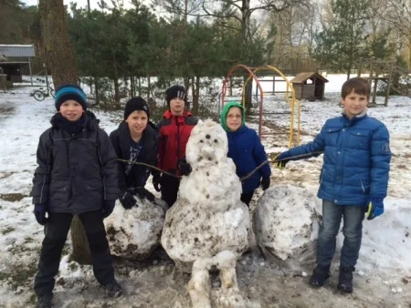 Foto der Galerie: Kunstunterricht im Schnee: Die Klasse 4 baut Schneemonster