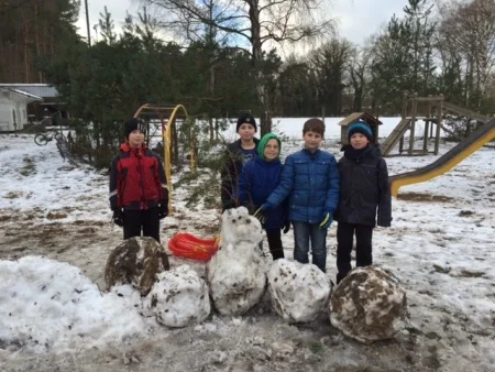 Foto der Galerie: Kunstunterricht im Schnee: Die Klasse 4 baut Schneemonster