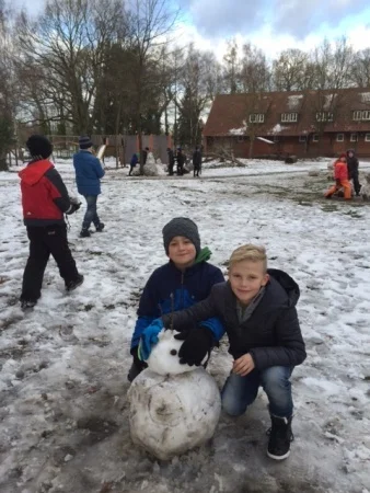 Foto der Galerie: Kunstunterricht im Schnee: Die Klasse 4 baut Schneemonster