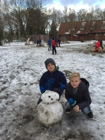 Foto der Galerie: Kunstunterricht im Schnee: Die Klasse 4 baut Schneemonster