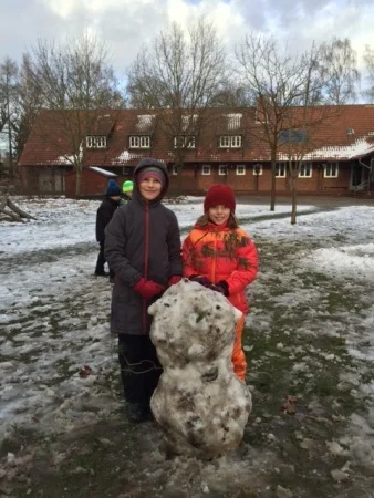 Foto der Galerie: Kunstunterricht im Schnee: Die Klasse 4 baut Schneemonster