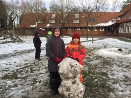 Foto der Galerie: Kunstunterricht im Schnee: Die Klasse 4 baut Schneemonster