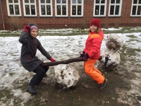 Foto der Galerie: Kunstunterricht im Schnee: Die Klasse 4 baut Schneemonster