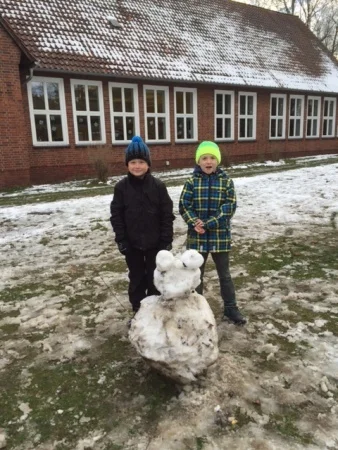 Foto der Galerie: Kunstunterricht im Schnee: Die Klasse 4 baut Schneemonster
