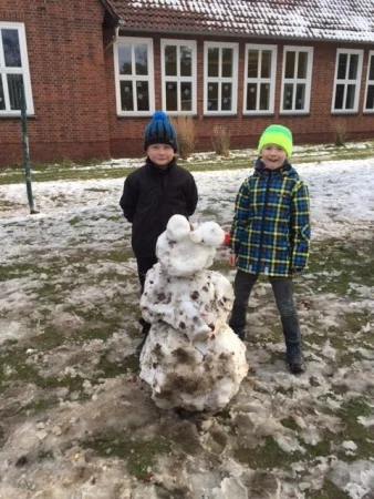 Foto der Galerie: Kunstunterricht im Schnee: Die Klasse 4 baut Schneemonster