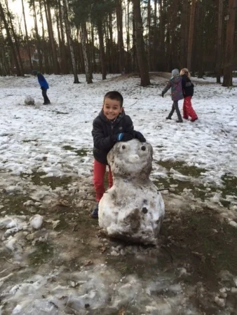 Foto der Galerie: Kunstunterricht im Schnee: Die Klasse 4 baut Schneemonster