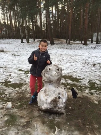 Zur Galerie: Kunstunterricht im Schnee: Die Klasse 4 baut Schneemonster