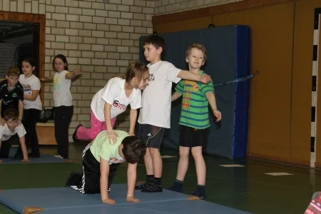 Foto der Galerie: Akrobatik-Vorführung der Klassen 3a und 3b