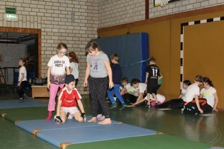 Foto der Galerie: Akrobatik-Vorführung der Klassen 3a und 3b