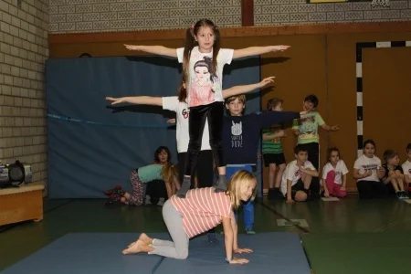Foto der Galerie: Akrobatik-Vorführung der Klassen 3a und 3b