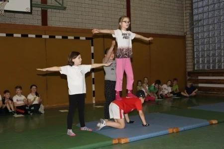 Foto der Galerie: Akrobatik-Vorführung der Klassen 3a und 3b