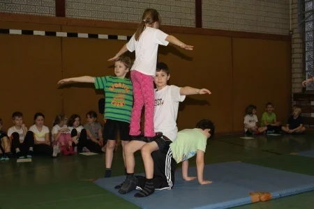 Foto der Galerie: Akrobatik-Vorführung der Klassen 3a und 3b