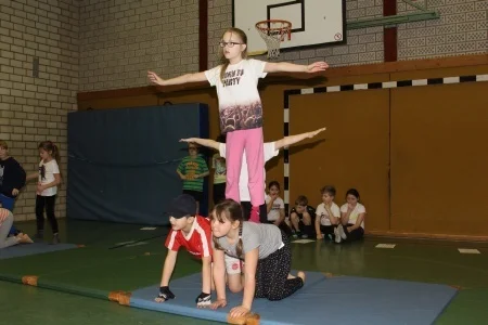 Foto der Galerie: Akrobatik-Vorführung der Klassen 3a und 3b