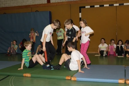 Foto der Galerie: Akrobatik-Vorführung der Klassen 3a und 3b