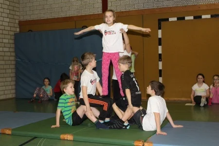 Foto der Galerie: Akrobatik-Vorführung der Klassen 3a und 3b