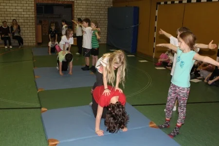 Foto der Galerie: Akrobatik-Vorführung der Klassen 3a und 3b