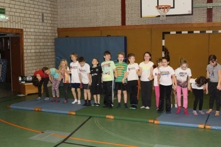 Foto der Galerie: Akrobatik-Vorführung der Klassen 3a und 3b
