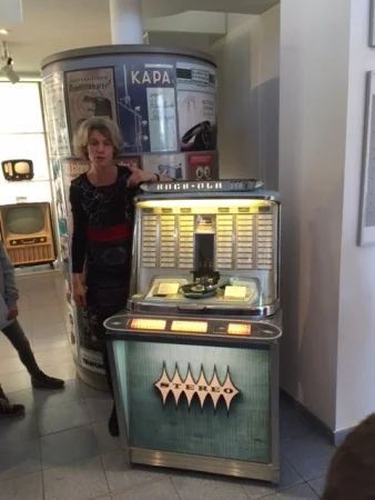 &bdquo;In der Musikbox sind 241 Schallplatten.&ldquo; (Raffael)  &bdquo;Am Schluss kam das Beste: &bdquo;Musik&ldquo;. Es gab einen Kasten zum Musik aussuchen&ldquo; (Henrik)  (Bild vergr&ouml;&szlig;ern)
