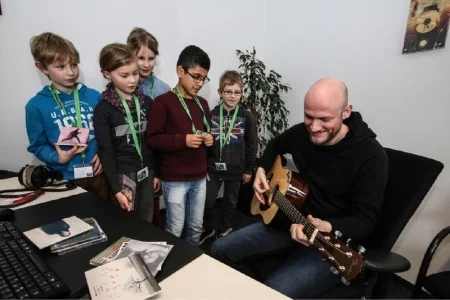 Foto der Galerie: Klasse 4 aus der Grundschule Otze bei Radio ffn am 10.3.2016