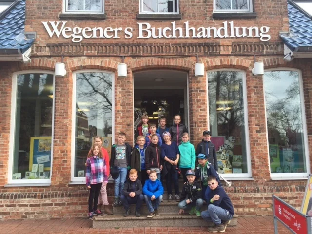 Foto der Galerie: Welttag des Buches: Klasse 4 besuchte am 14.4.2016 Wegeners Buchhandlung in Burgdorf