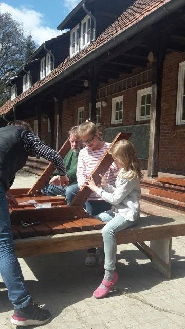 Foto der Galerie: Mai 2017: Neue Tische für den Schulhof