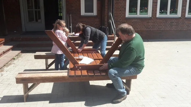 Foto der Galerie: Mai 2017: Neue Tische für den Schulhof