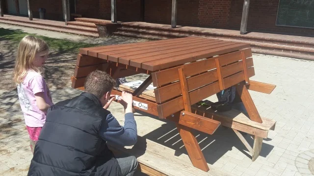 Zur Galerie: Mai 2017: Neue Tische für den Schulhof