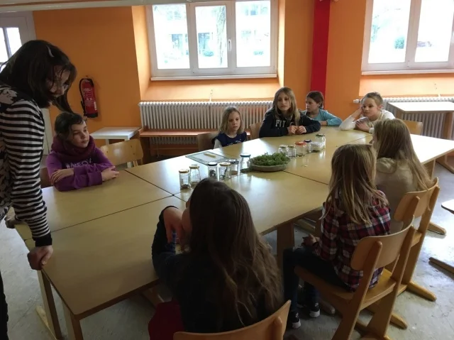 Foto der Galerie: Die Kinder der Klasse 4b erforschen am 22.2.2017 als Detektive die IGS Burgdorf