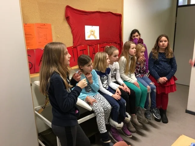Foto der Galerie: Die Kinder der Klasse 4b erforschen am 22.2.2017 als Detektive die IGS Burgdorf