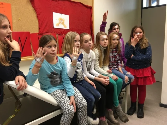 Foto der Galerie: Die Kinder der Klasse 4b erforschen am 22.2.2017 als Detektive die IGS Burgdorf