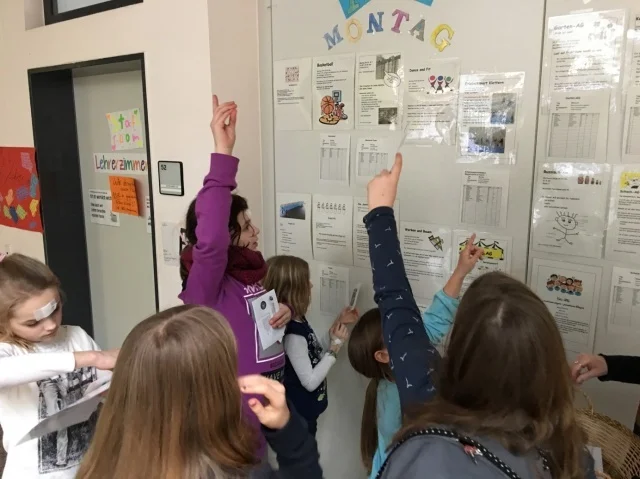 Foto der Galerie: Die Kinder der Klasse 4b erforschen am 22.2.2017 als Detektive die IGS Burgdorf