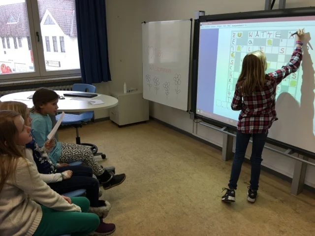 Foto der Galerie: Die Kinder der Klasse 4b erforschen am 22.2.2017 als Detektive die IGS Burgdorf