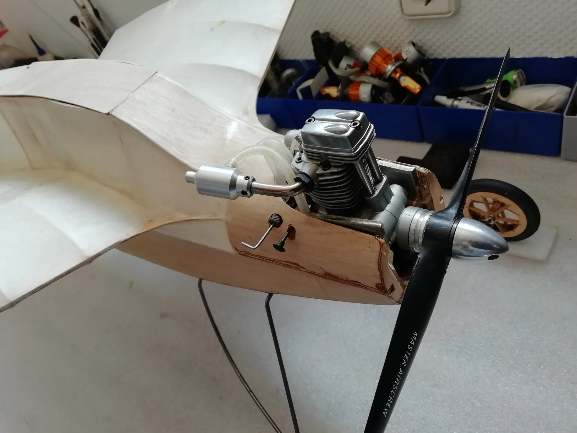 So ein moderner Motor auf nem Goldhahn?  (Bild vergr&ouml;&szlig;ern)