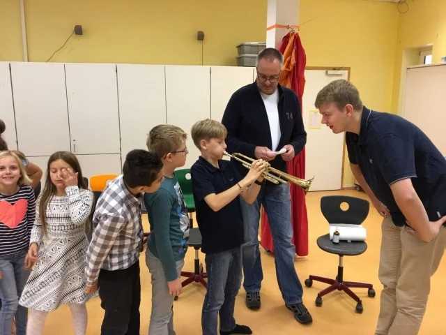 Zur Galerie: Mitglieder des Posaunenchores Ehlershausen besuchen die Klassen 4a und 4b
