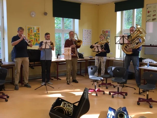 Foto der Galerie: Mitglieder des Posaunenchores Ehlershausen besuchen die Klassen 4a und 4b