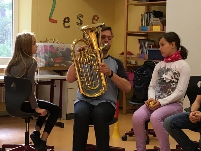 Foto der Galerie: Mitglieder des Posaunenchores Ehlershausen besuchen die Klassen 4a und 4b