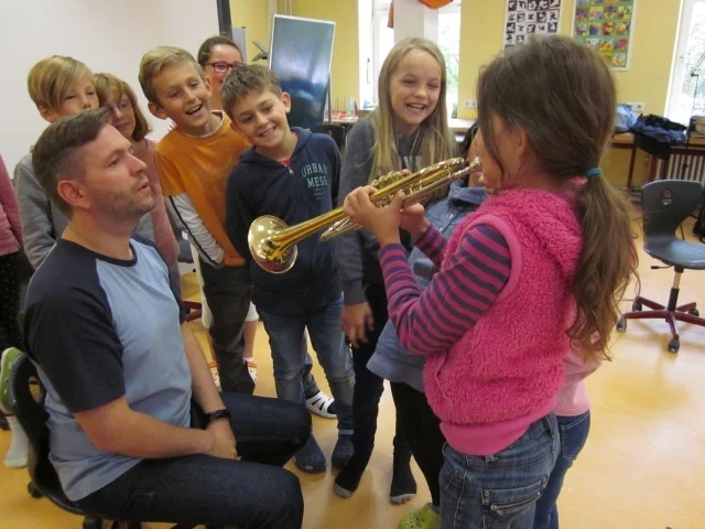 Foto der Galerie: Mitglieder des Posaunenchores Ehlershausen besuchen die Klassen 4a und 4b