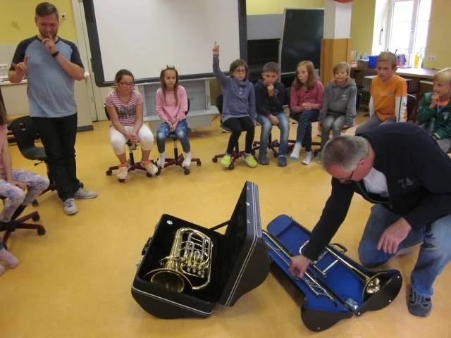 Foto der Galerie: Mitglieder des Posaunenchores Ehlershausen besuchen die Klassen 4a und 4b