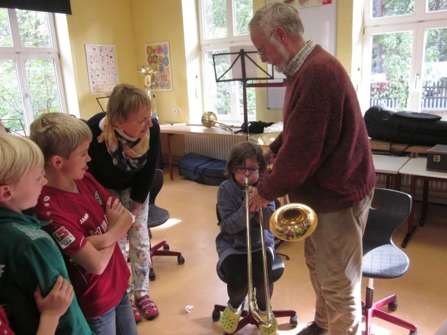 Foto der Galerie: Mitglieder des Posaunenchores Ehlershausen besuchen die Klassen 4a und 4b